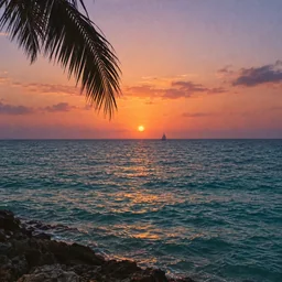 Senja di laut dengan perahu layar di kejauhan