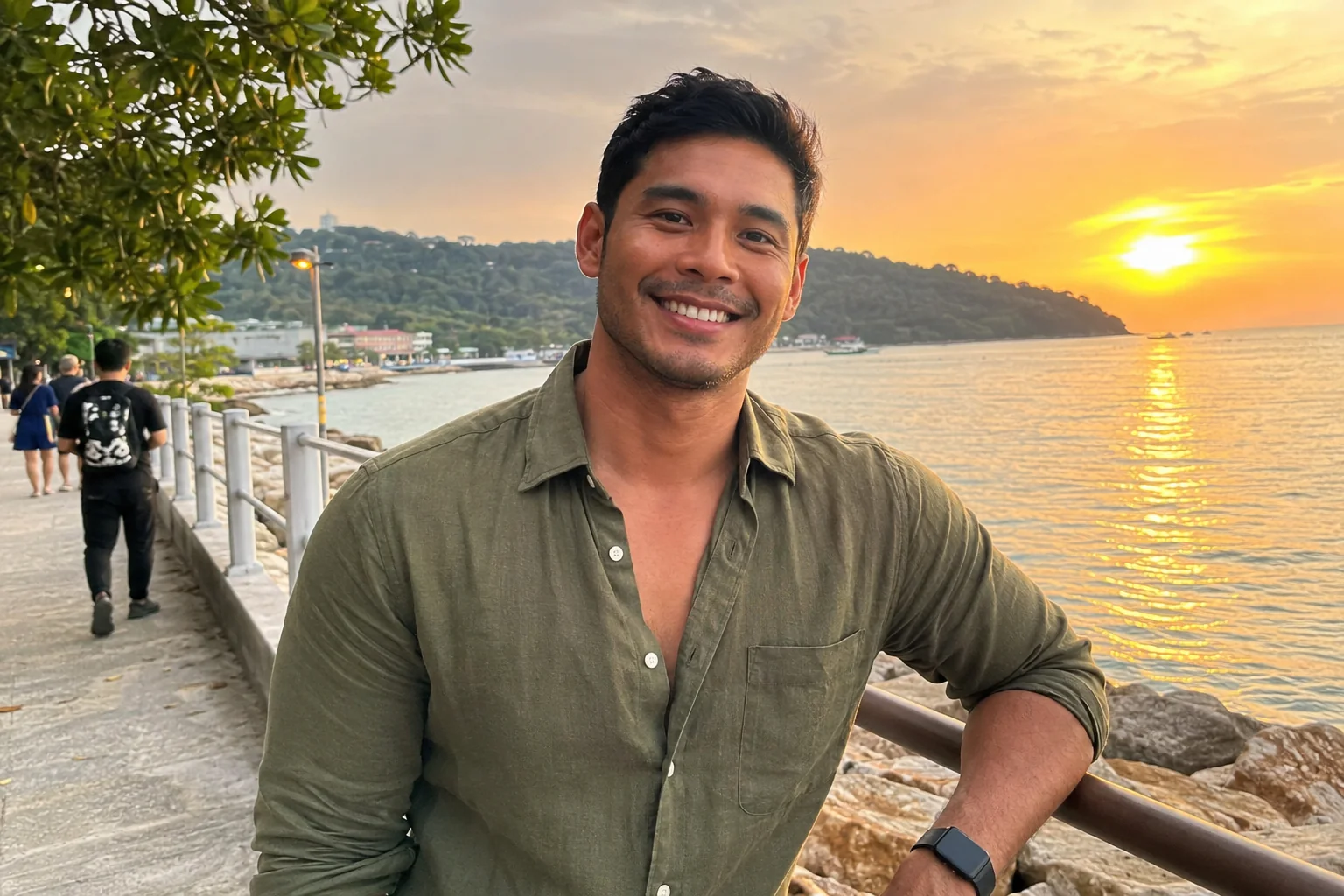 Amir bersantai di persiaran tepi laut Pulau Pinang ketika matahari terbenam.