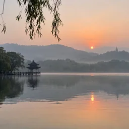 晨霧中的湖面與遠處亭閣
