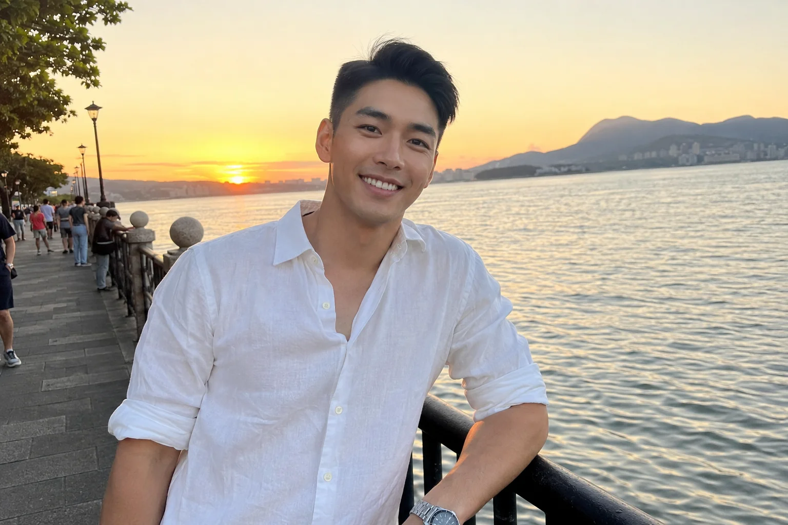 阿愷靠在淡水河岸的欄杆旁,分享傍晚散步時的夕陽。
